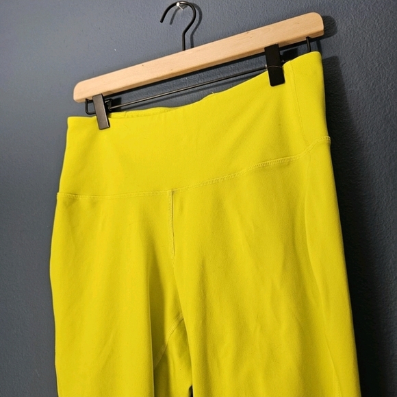 Old Navy • Elevate Crop Leggings - Picture 3 of 10